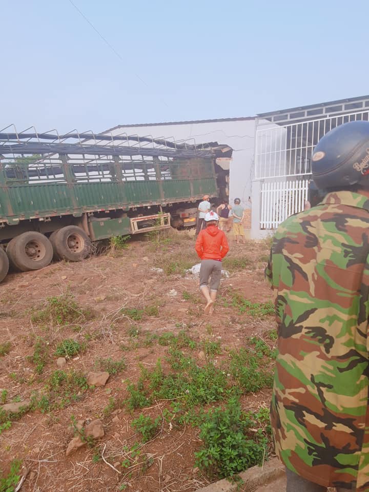 Chiếc xe container húc đổ tường và lao vào phòng khách của ngôi nhà Chiếc xe container húc đổ tường và lao vào phòng khách của ngôi nhà