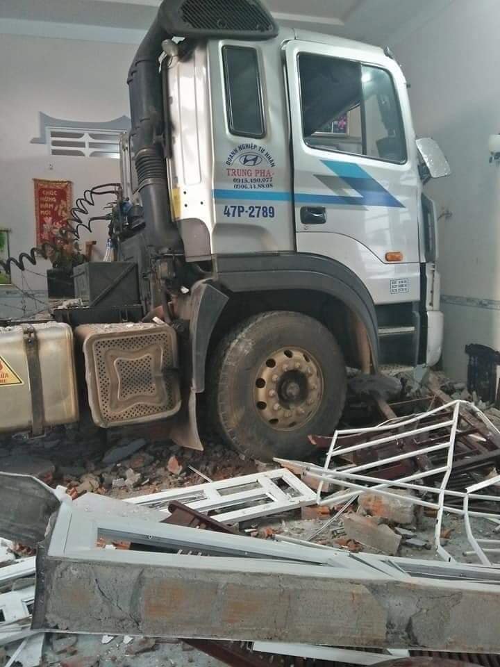 Phần đầu của chiếc xe container nằm gọn bên trong phòng khách của ngôi nhà Phần đầu của chiếc xe container nằm gọn bên trong phòng khách của ngôi nhà