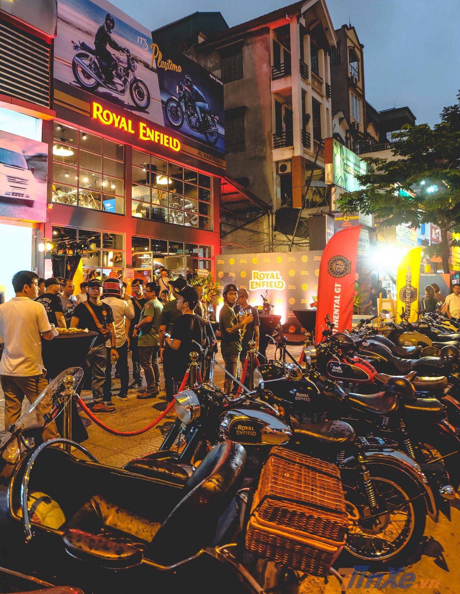 Trước giờ G, dàn xe của CLB Royal Enfield Hà Nội được xếp hàng ngay ngắn trước Showroom