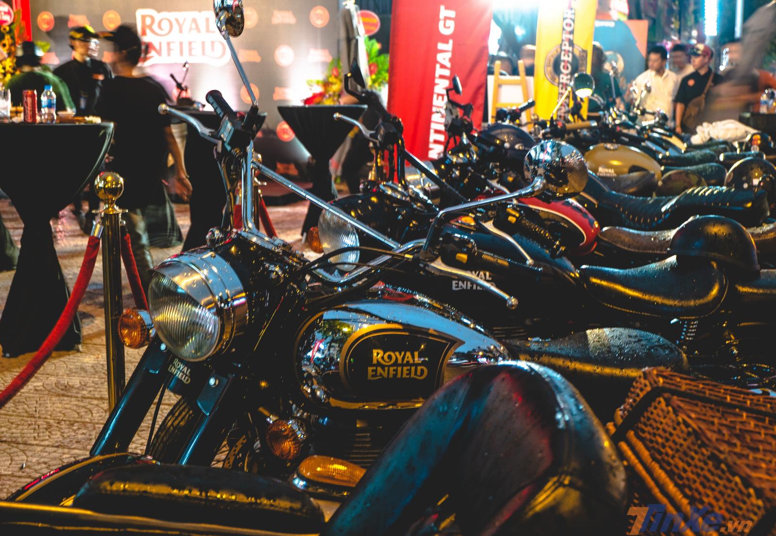 Ngay vào thời điểm bắt đầu buổi lễ khai trương, một cơn mưa giải nhiệt cho Hà Nội đã khiến những chiếc xe trở nên long lanh hơn cả.