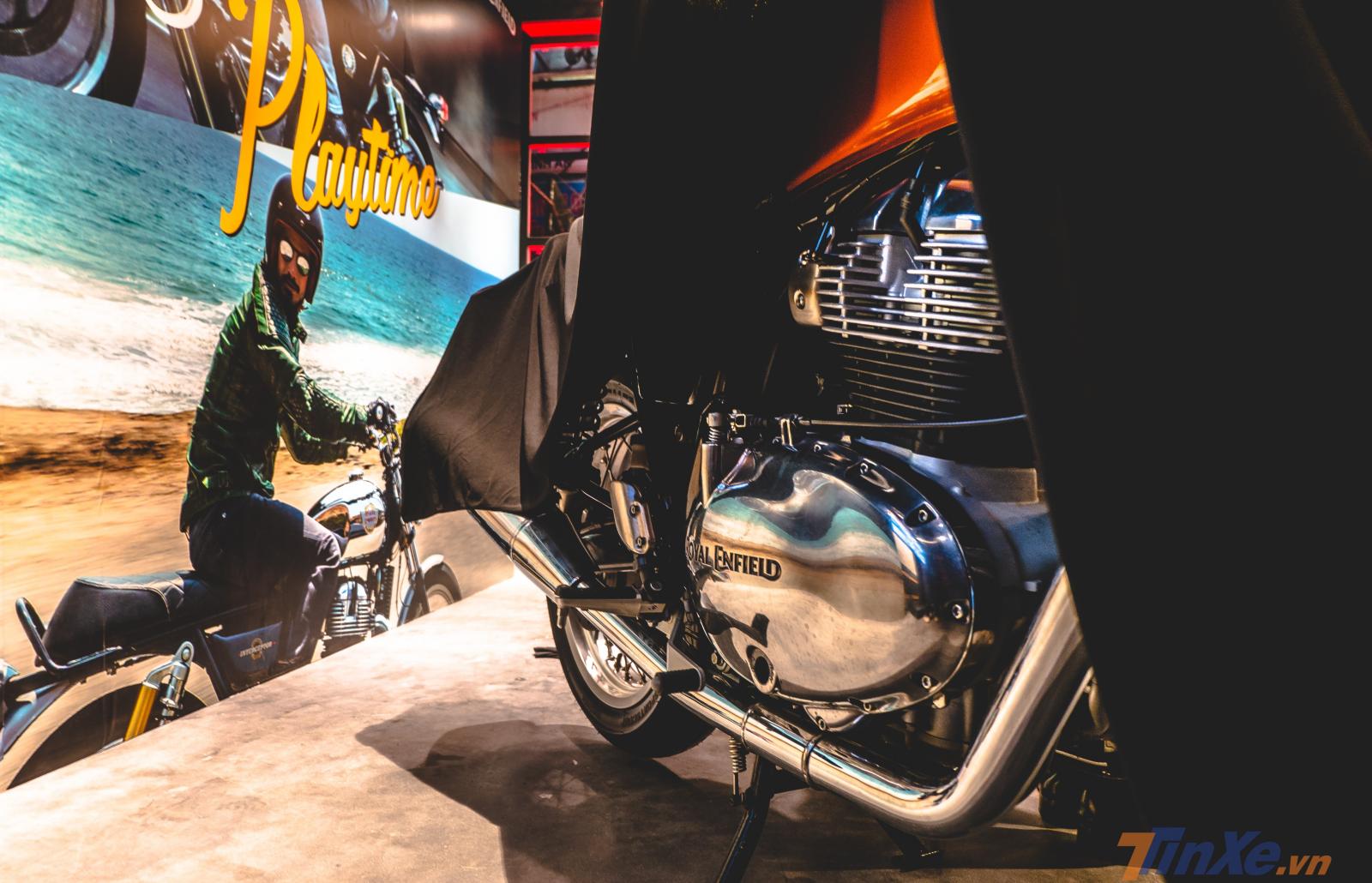 Cỗ máy 650 xy lanh đôi được ẩn dưới lớp bạt che phủ khiến nhiều người phải tò mò