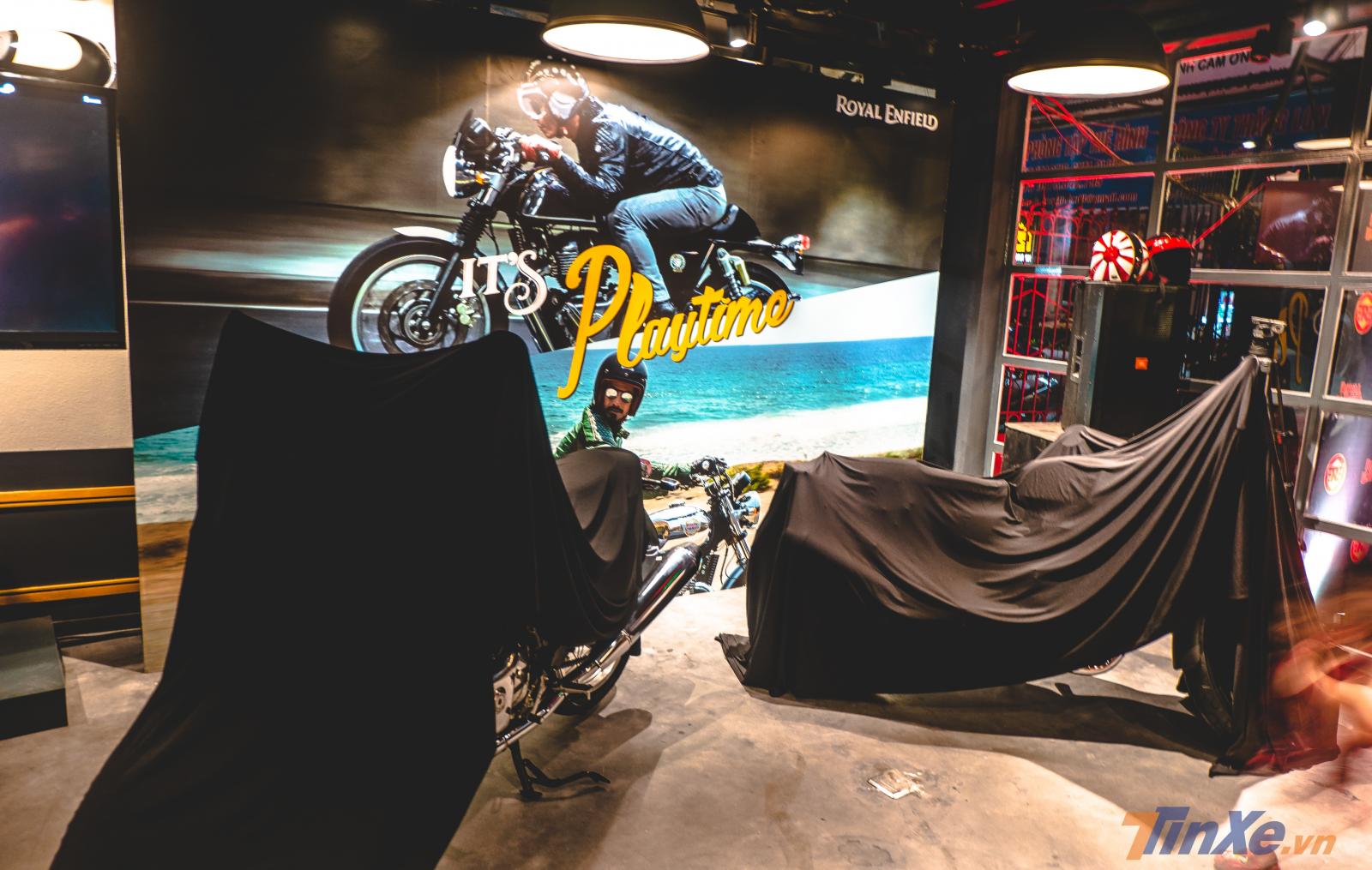 2 chiếc xe là vũ khí bí mật của buổi khai trương được trùm mền nhưng ai cũng có thể đoán ra đây là cặp đôi 650 Twin mới nhất của Royal Enfield.