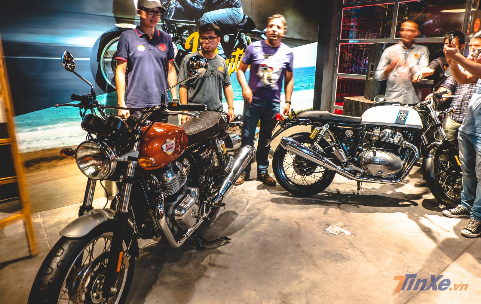 Cỗ máy 650 xy lanh đôi được ẩn dưới lớp bạt che phủ khiến nhiều người phải tò mò