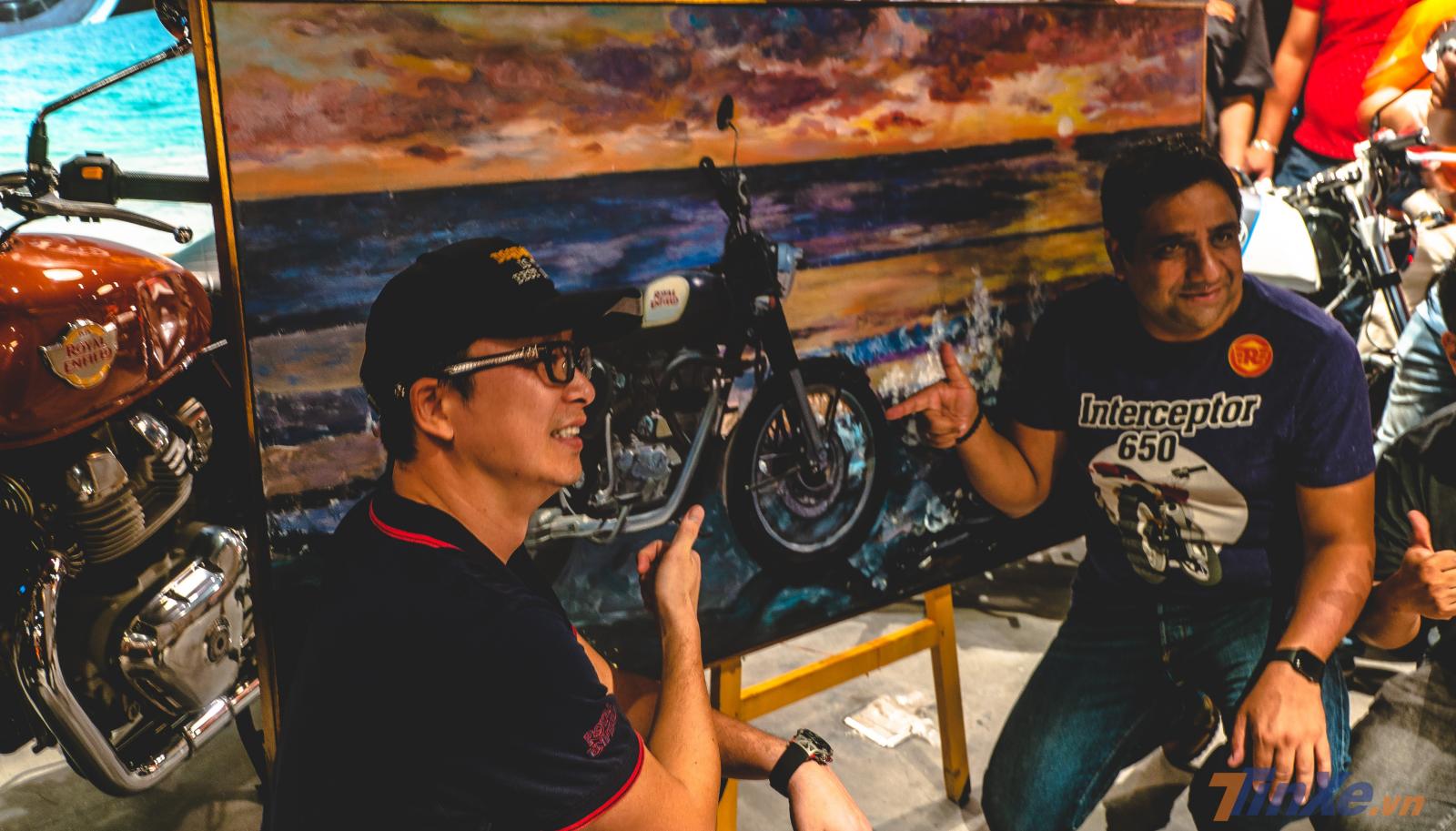 Điểm đặc biệt trong buổi khai trương Showroom, chủ tịch CLB Royal Enfield Hà Nội thay mặt tặng Showroom một bức tranh sơn dầu tuyệt đẹp.