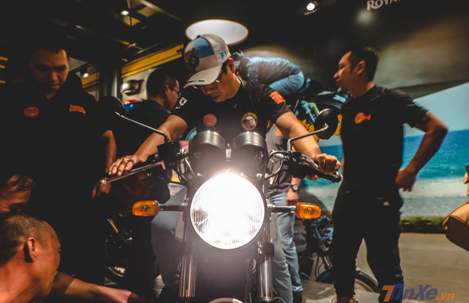 Những chiếc xe luôn là tâm điểm chú ý của buổi khai trương