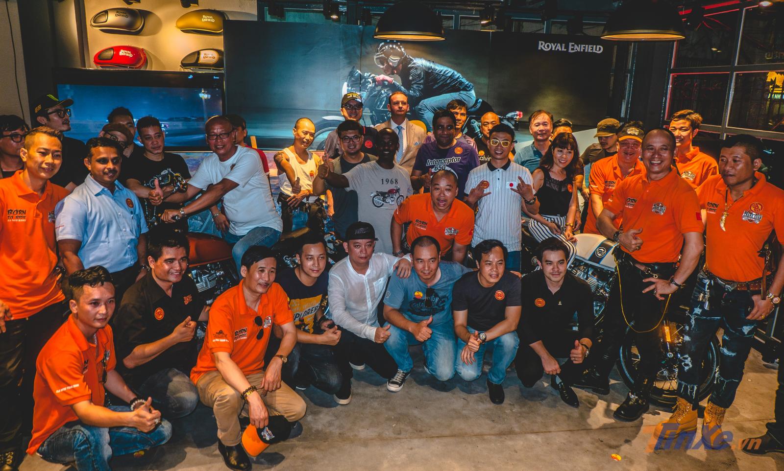 Tổng kết buổi khai trương hoành tráng, tất cả các hội nhóm và các fan yêu thích Royal Enfield tại Showroom chụp ảnh kỷ niệm.
