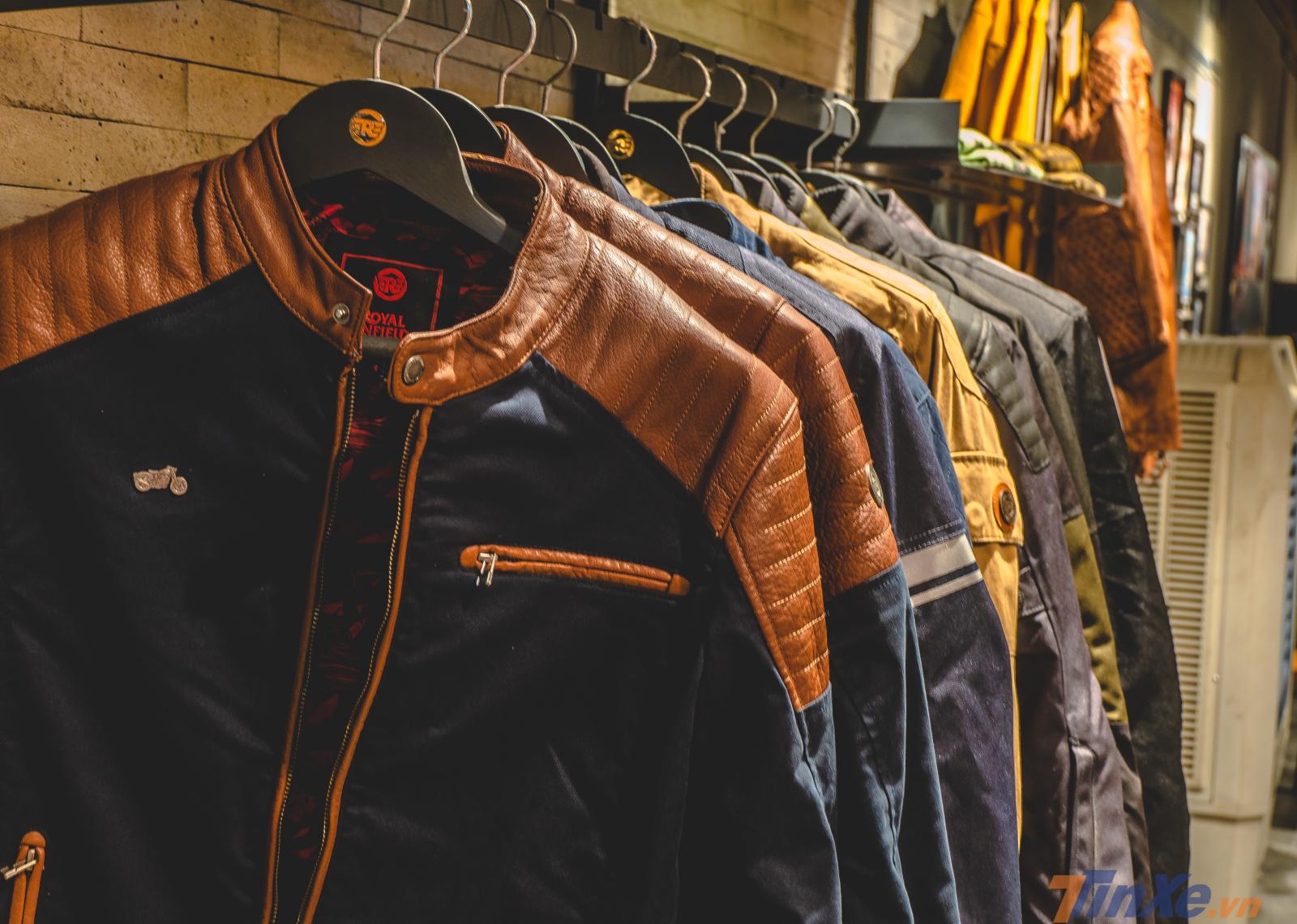 Tất nhiên, bên trong showroom mới nhất của Royal Enfield cũng có bán hàng loạt sản phẩm thời trang Classic Biker chất lượng với mức giá hợp lý