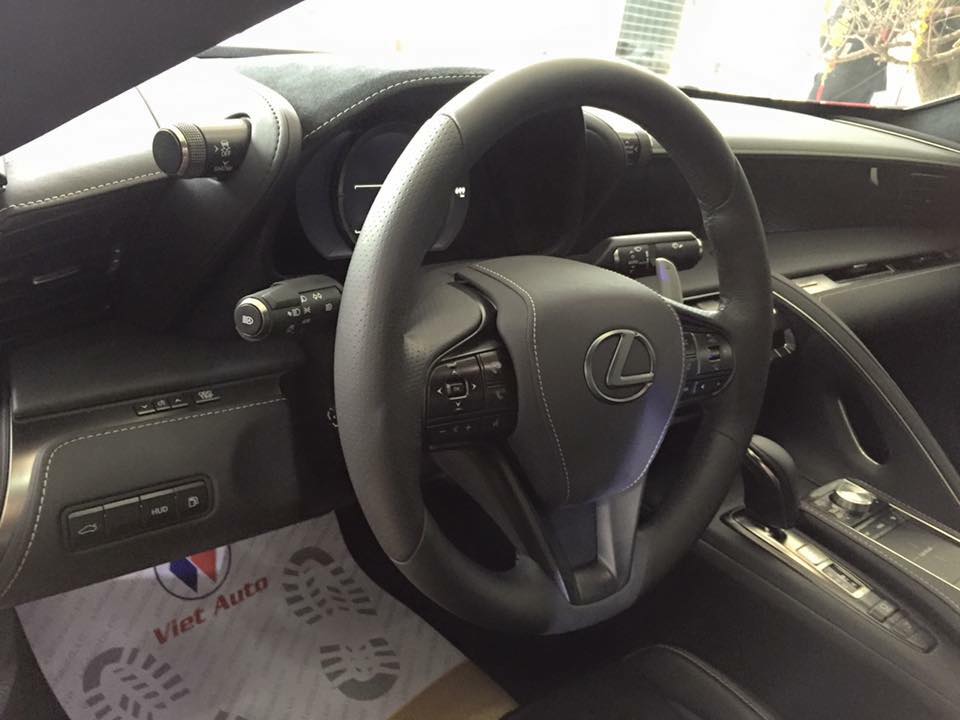 Lexus LC 500 2018 được trang bị khối động cơ xăng V8, dung tích 5.0 lít