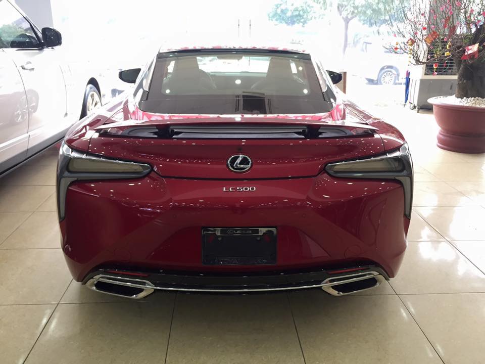 Thiết kế rất đẹp mắt của Lexus LC 500 khi nhìn từ phía sau xe