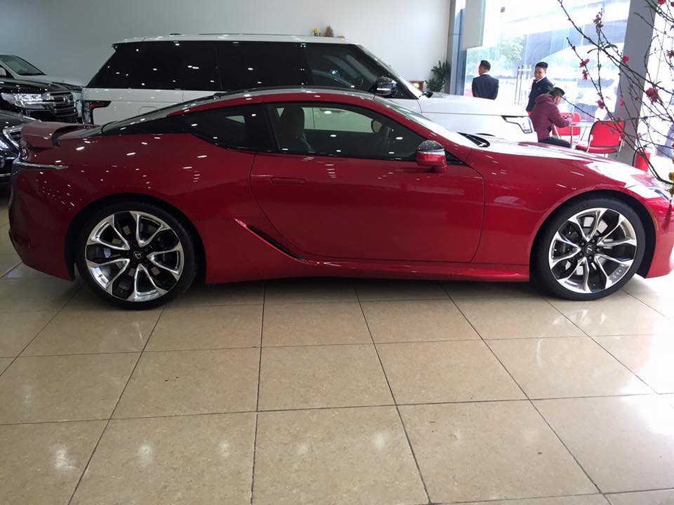 Lexus LC 500 đầu tiên về Việt Nam mang ngoại thất đỏ tươi