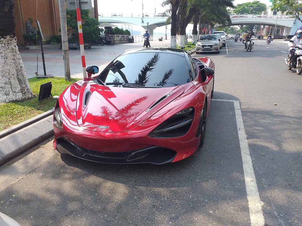 Đây là lần thứ 2 chiếc siêu xe McLaren 720S màu đỏ Memphis có mặt tại Đà Nẵng