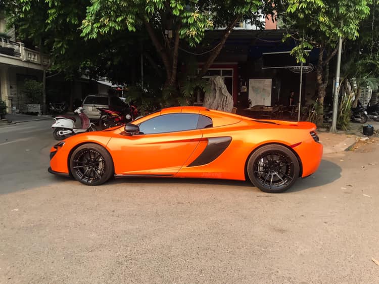 Bộ mâm độ ADV.1 của siêu xe McLaren 650S Spider màu cam này được sơn đen Bộ mâm độ ADV.1 của siêu xe McLaren 650S Spider màu cam này được sơn đen