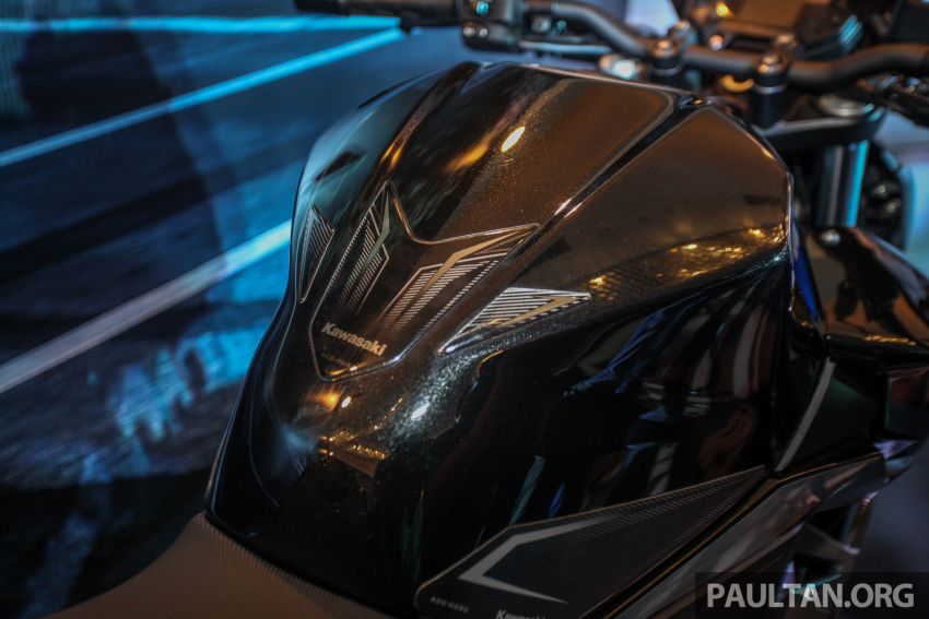 Bình xăng có thiết kế cơ bắp cứng cáp Bình xăng có thiết kế cơ bắp cứng cáp