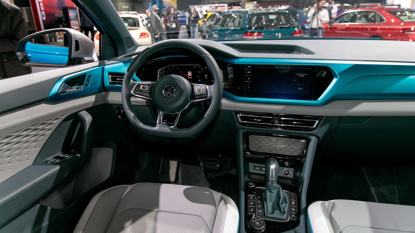 Khoang lái Volkswagen Tarok có thiết kế khá hiện đại Khoang lái Volkswagen Tarok có thiết kế khá hiện đại