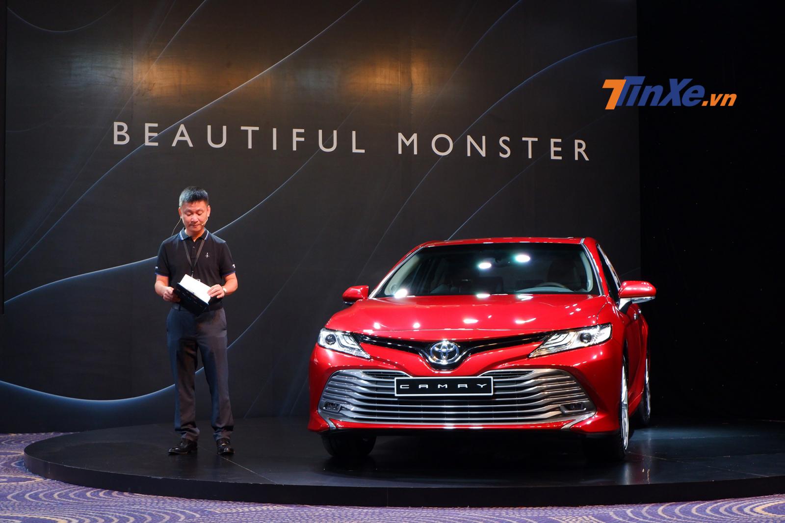 Ở thế hệ mới, thay đổi đầu tiên dễ nhận thấy nhất của Toyota Camry 2019 chính là thiết kế ngoại thất với kích thước tổng thể giờ đây là 4.885 x 1.840 x 1.445 mm (D x R x C)