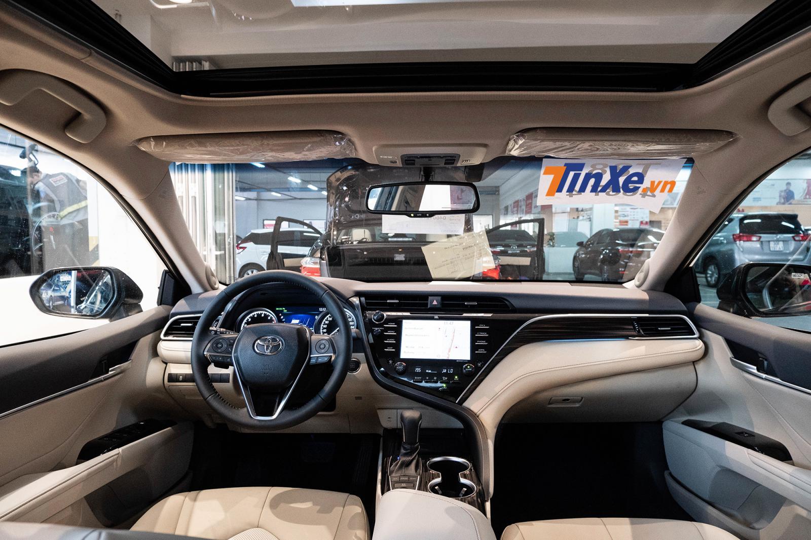 Tổng thể nội thất của Toyota Camry 2019 đem lại cảm giác hiện đại, trẻ trung hơn. Bản 2.5Q có thêm cửa sổ trời và màn hình hiển thị kính lái dạng HUD