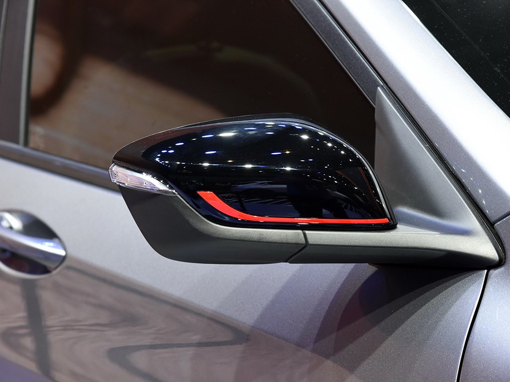 Trên vỏ gương ngoại thất cũng có điểm nhấn màu đỏ