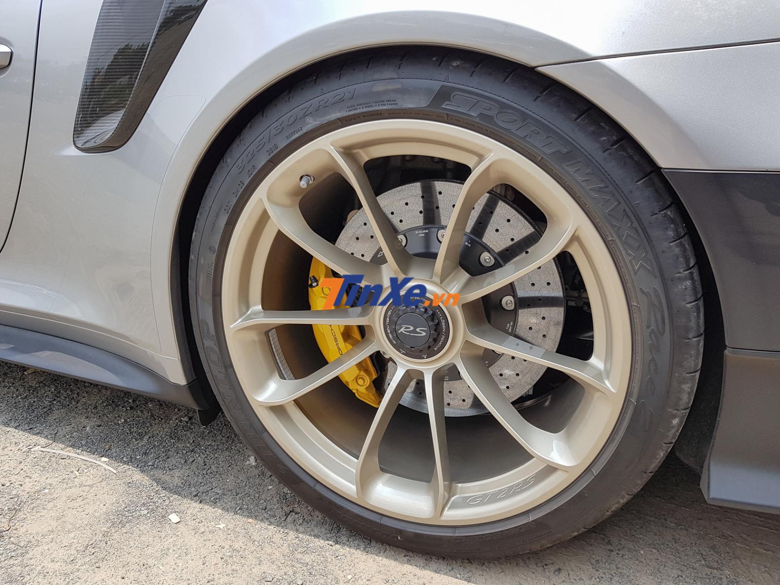 V&agrave;nh ma-gi&ecirc; của Porsche 911 GT2 RS Weisach 