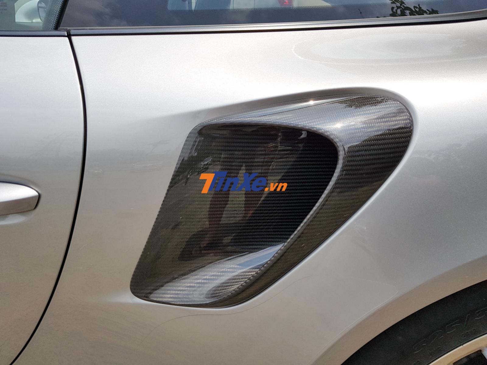 V&agrave; cả hốc gi&oacute; b&ecirc;n h&ocirc;ng xe cũng bằng sợi carbon