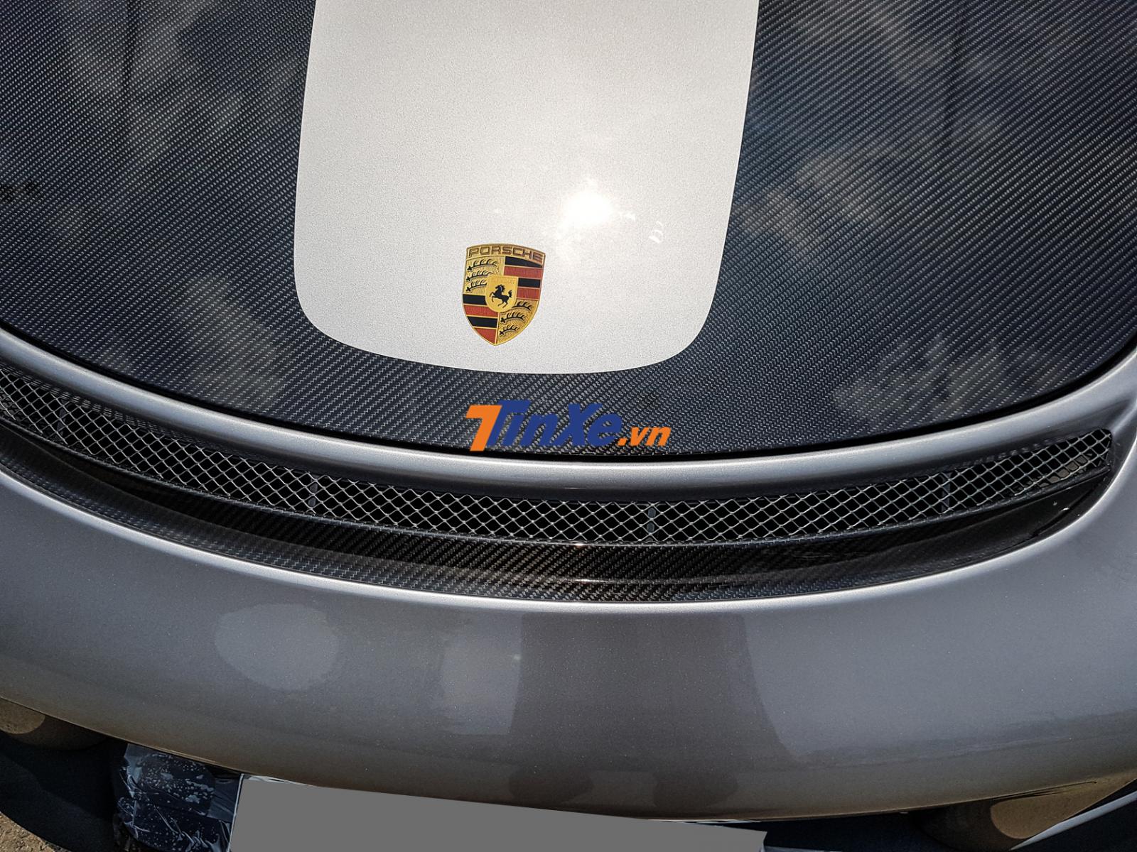 Porsche 911 GT2 RS Weisach sẽ c&oacute; nắp cap&ocirc; bằng carbon với 2 sọc rất c&aacute; t&iacute;nh