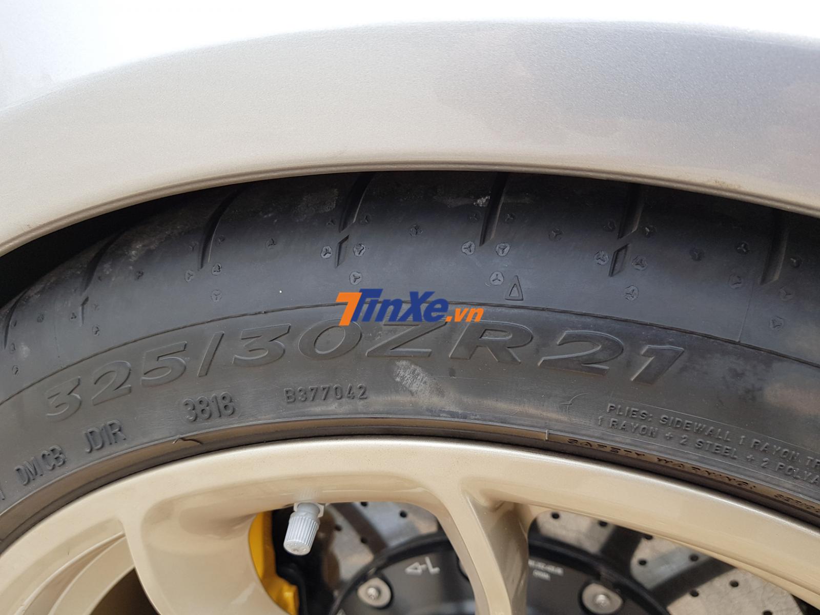 Xe đi k&egrave;m lốp c&oacute; k&iacute;ch thước 325/30 