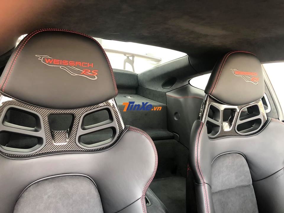 Tựa đầu ghế ngồi c&oacute; d&ograve;ng chữ Weisach RS th&ecirc;u chỉ đỏ nổi bật