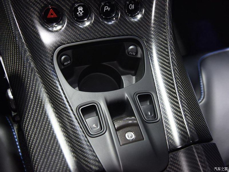 Khoang lái có nhiều chi tiết ốp sợi carbon Khoang lái có nhiều chi tiết ốp sợi carbon