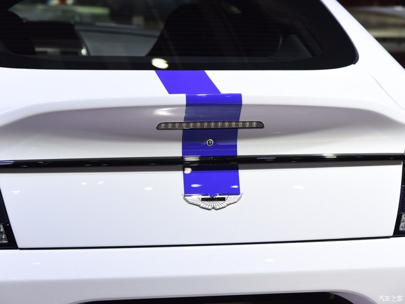 Đi kèm điểm nhấn là sọc màu xanh kéo dài từ nắp capô, lên trần và ra đến đuôi xe Đi kèm điểm nhấn là sọc màu xanh kéo dài từ nắp capô, lên trần và ra đến đuôi xe