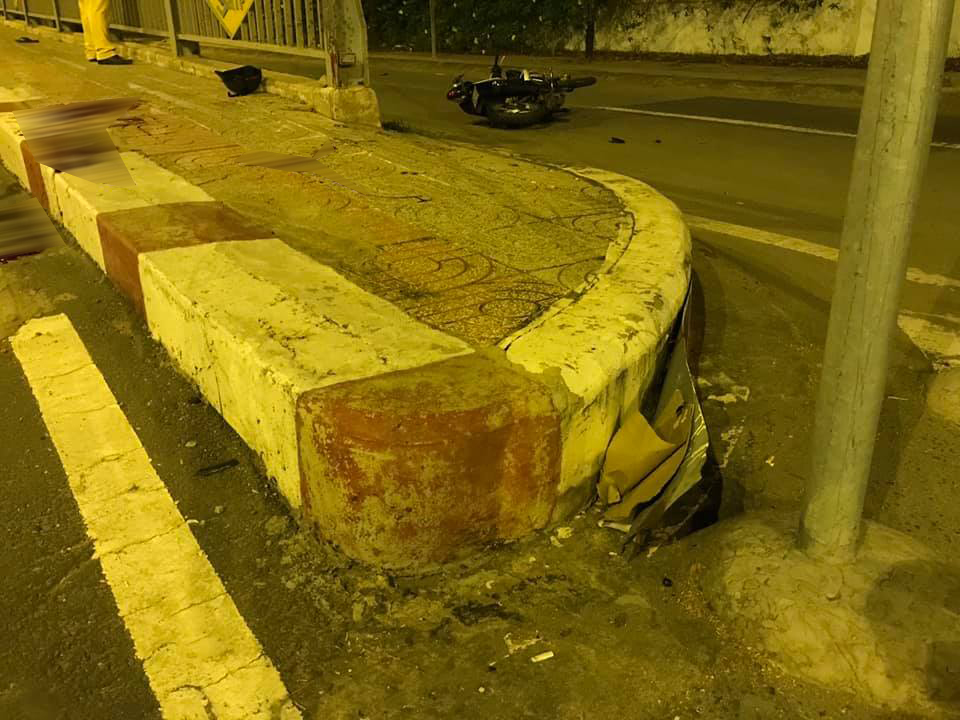 Miếng sắt được gắn ngay dưới thành cầu có thể là nguyên nhân chính khiến nam thanh niên bị đứt lìa 1 chân