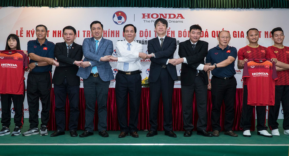 Đại diện VFF, HVN, và các Đội tuyển Bóng Đá Quốc gia Việt Nam