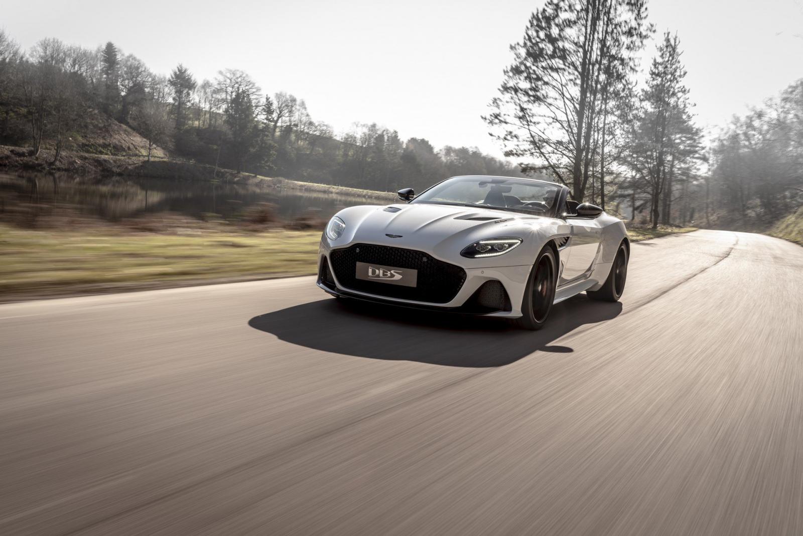 Aston Martin DBS Superleggera Volante được miêu tả là mẫu mui trần nhanh nhất từ trước tới nay của nhãn hiệu gốc Anh Quốc