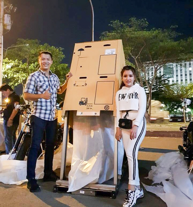 Hình ảnh người phụ nữ được cho là đập thùng Harley-Davidson 48 2019 để tặng chồng