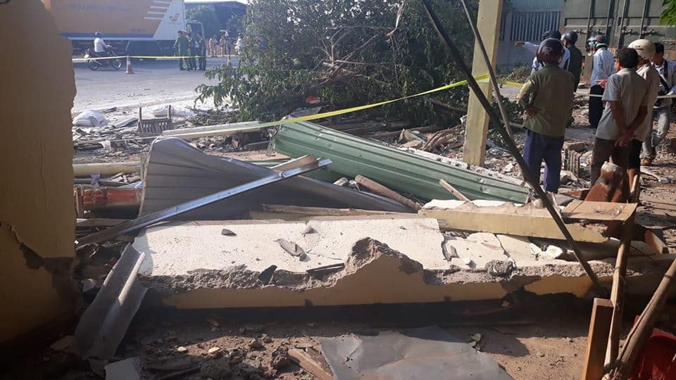 Một phần của ngôi nhà bên đường đã bị đâm sập