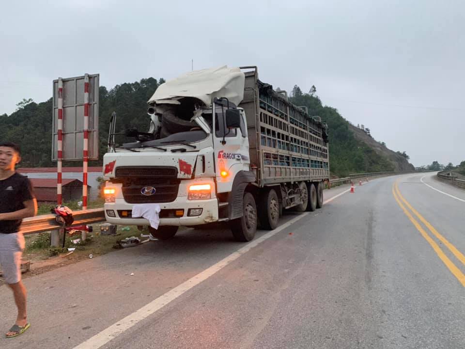 Cabin xe tải bị hư hỏng hoàn toàn sau khi bị chiếc lốp rơi trúng Cabin xe tải bị hư hỏng hoàn toàn sau khi bị chiếc lốp rơi trúng