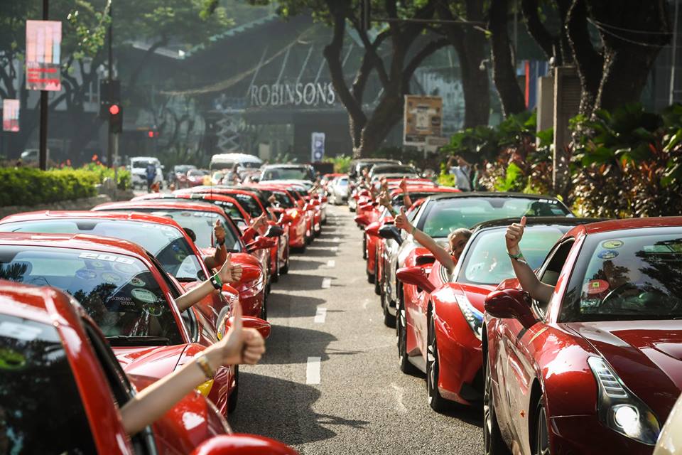 Cảnh tượng tắc đường do dàn siêu xe Ferrari Singapore gây ra rất thú vị. Đa số xe đều mang màu sơn đỏ