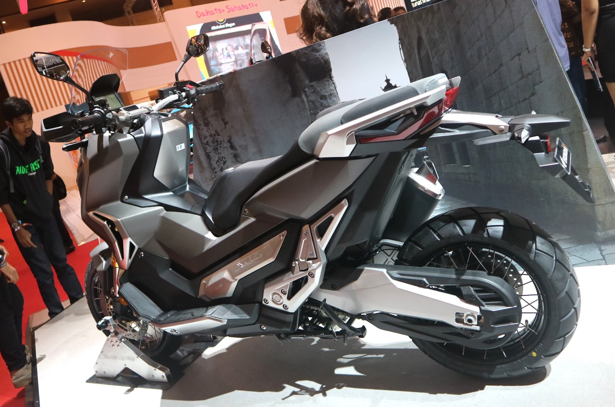 Dáng vẻ của Honda X-ADV khá đồ sộ và cao ráo Dáng vẻ của Honda X-ADV khá đồ sộ và cao ráo