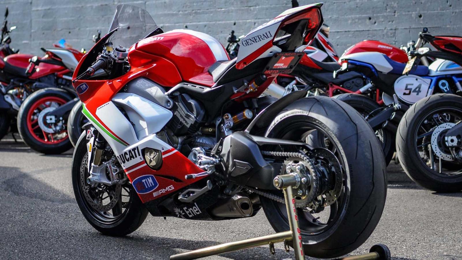 Bản độ đặc biệt tuyệt đẹp nhìn từ phía sau