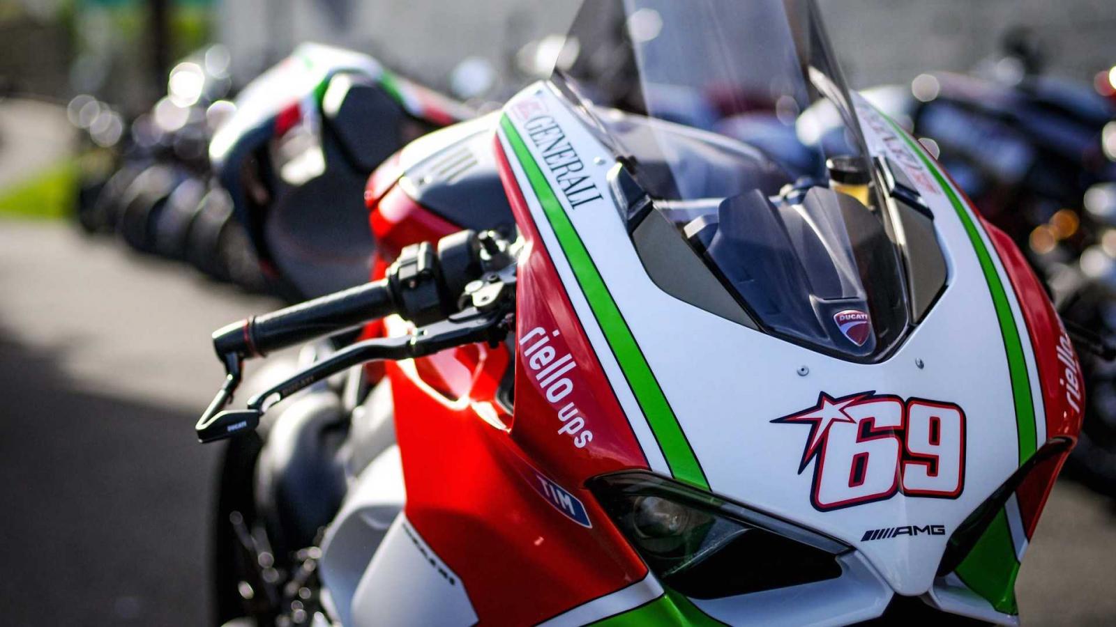 Tem đấu cũng như số hiệu đua của Nicky Hayden trên đầu xe