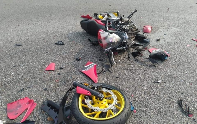 Chiếc xe Honda CBR650F tan nát sau tai nạn, gãy chảng ba Chiếc xe Honda CBR650F tan nát sau tai nạn, gãy chảng ba
