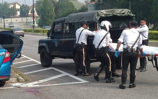 Lực lượng chức năng Malaysia có mặt tại hiện trường đưa người bị nạn đi Lực lượng chức năng Malaysia có mặt tại hiện trường đưa người bị nạn đi