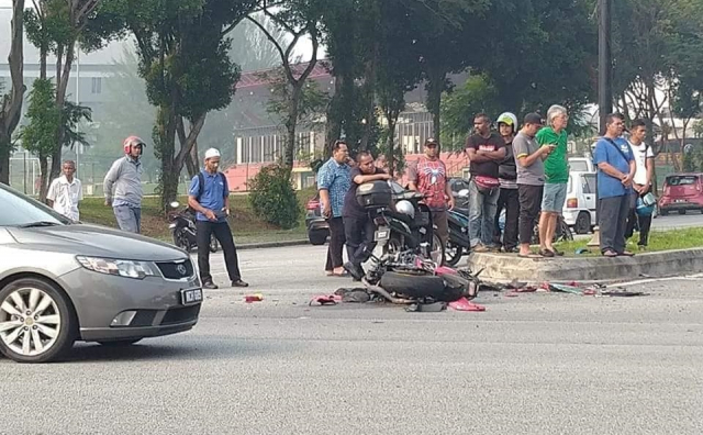 Chiếc xe đâm vào giải phân cách giữa đường Chiếc xe đâm vào giải phân cách giữa đường