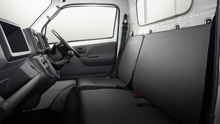Cabin của Suzuki Carry 2019 có đủ chỗ cho 3 người