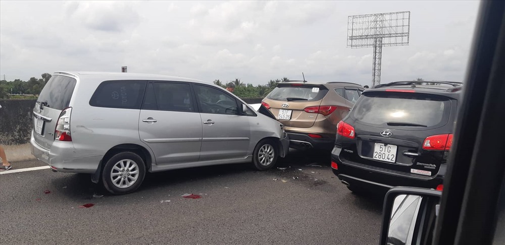 Nguyên nhân vụ tai nạn do người điều khiển chiếc Toyota Innova không làm chủ được tốc độ nên tông vào đuôi xe Hyundai Santa Fe Nguyên nhân vụ tai nạn do người điều khiển chiếc Toyota Innova không làm chủ được tốc độ nên tông vào đuôi xe Hyundai Santa Fe