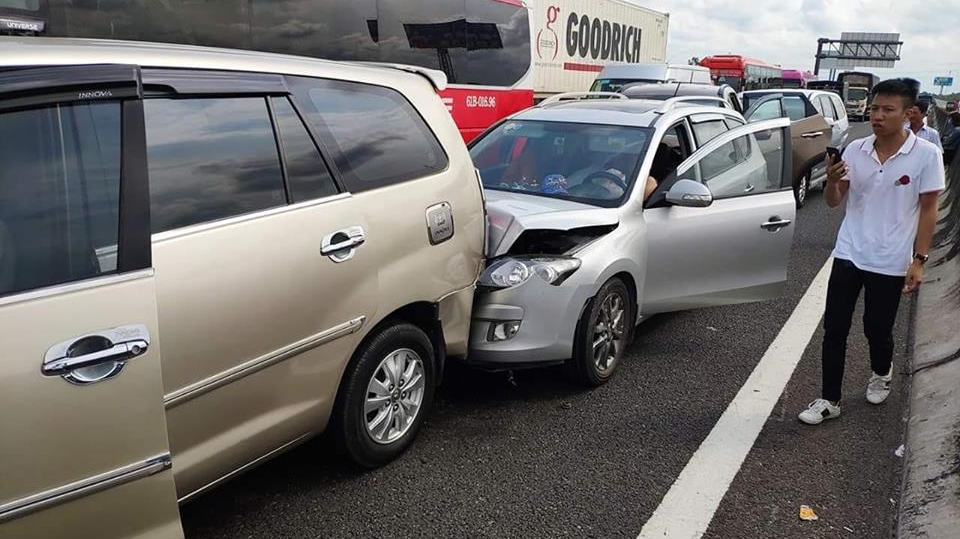 Nhiều chiếc ô tô bị móp đầu xe, nắp capô cong vênh sau tai nạn dồn toa Nhiều chiếc ô tô bị móp đầu xe, nắp capô cong vênh sau tai nạn dồn toa
