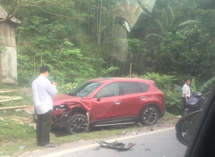 Chiếc Mazda CX-5 lao vào vệ cỏ bên đường Chiếc Mazda CX-5 lao vào vệ cỏ bên đường