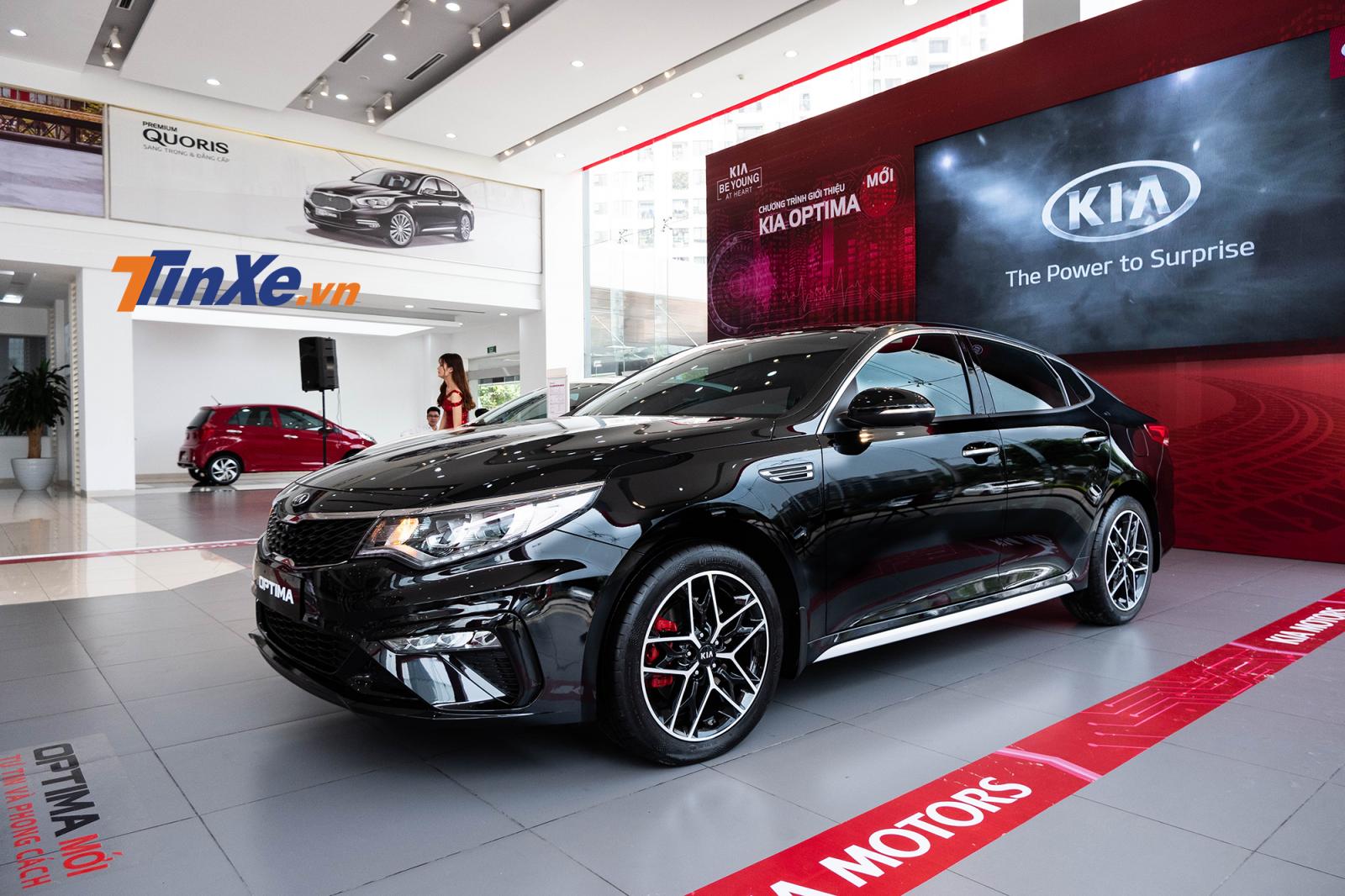 Kia Optima 2019 bản nâng cấp giữa vòng đời đã “âm thầm” được ra mắt tại đại lý với giá niêm yết tăng nhẹ 20 triệu đồng so với trước đây