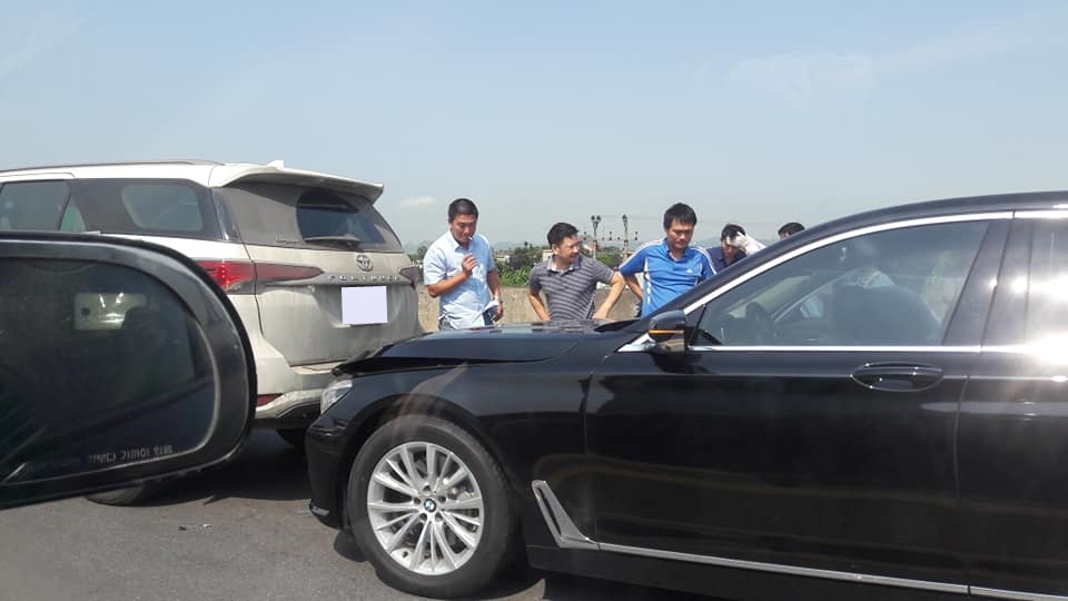 Tông xe dây chuyền xảy ra ở cao tốc Pháp Vân – Cầu Giẽ hướng Ninh Bình khiến chiếc xe sang BMW 7-Series bị kẹp giữa Toyota Fortuner