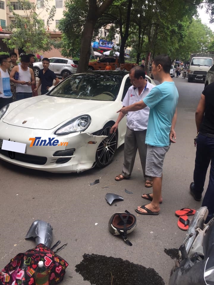 Dàn áo đầu xe phía bên tài của chiếc Porsche Panamera bị xé toạc ra sau khi chiếc Honda Wave tông vào