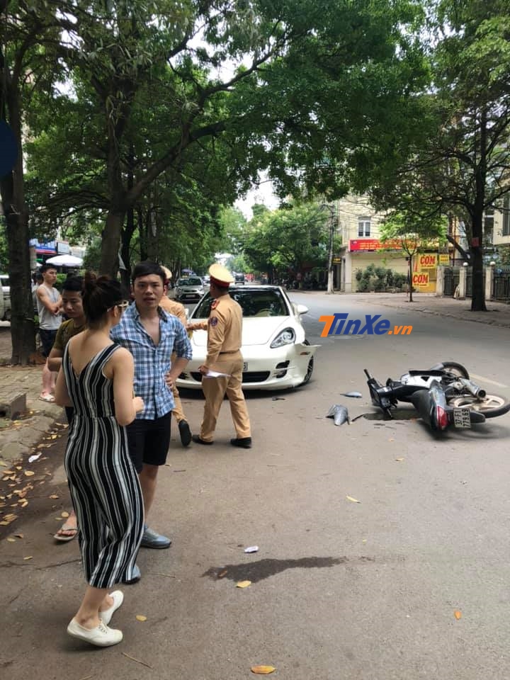 Cảnh sát giao thông nhanh chóng có mặt tại hiện trường vụ tai nạn