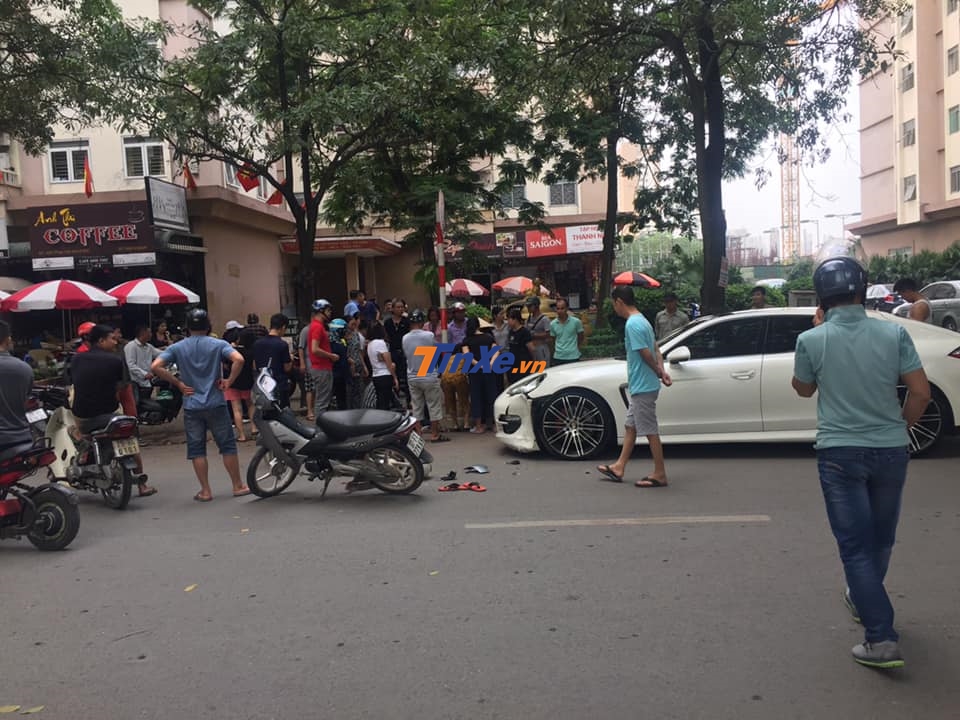 Hiện trường vụ tai nạn của chiếc  Porsche Panamera và xe máy Honda Wave